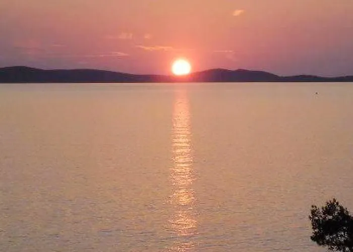 Case de vacanță Charming House In Sveti Jakov, Mountain View *